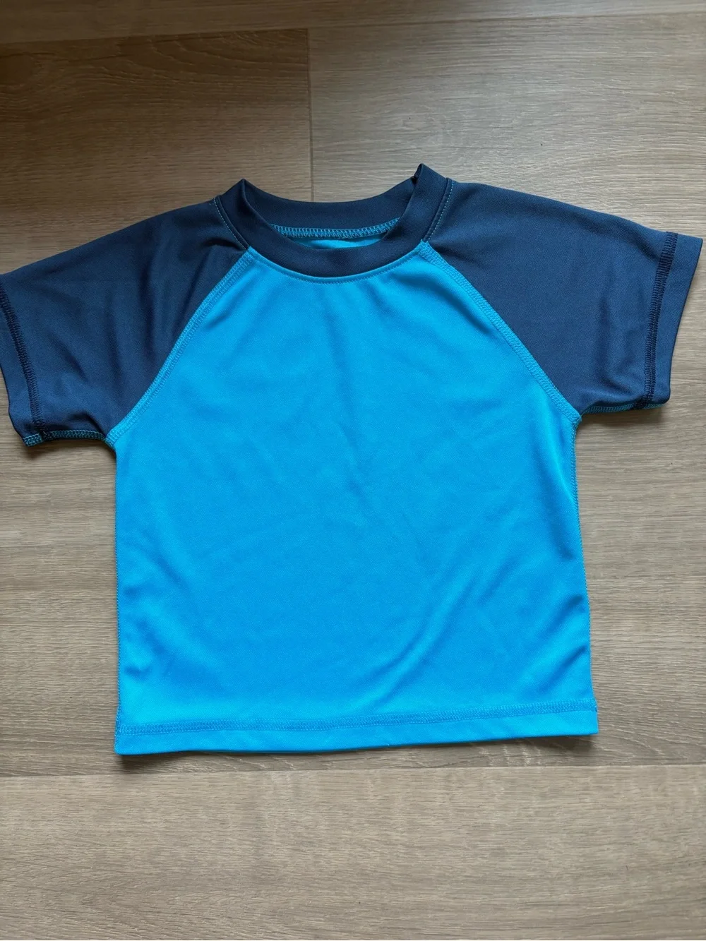 Kanu Surf Kids Blue and Navy Short Sleeve Rashguard size 2T